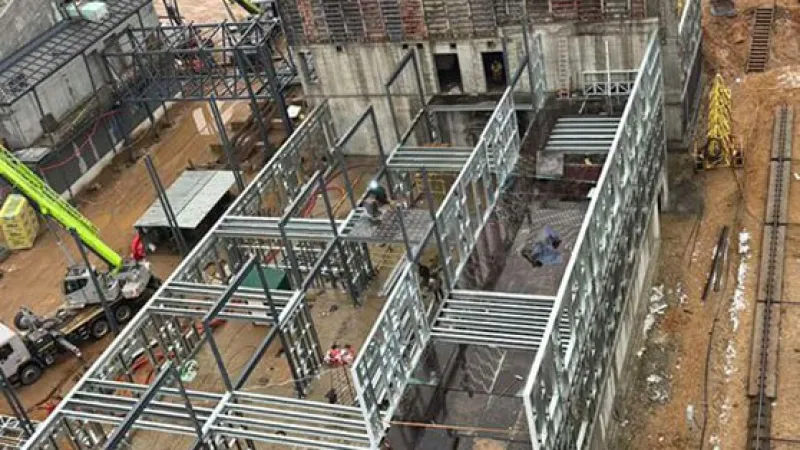 Строительство инфекционной больницы на Долгиновском тракте продолжается в активном режиме. Фото 2