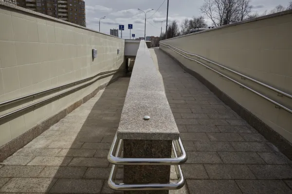 В БЖД назвали пешеходные мосты, где установят пандусы для багажа