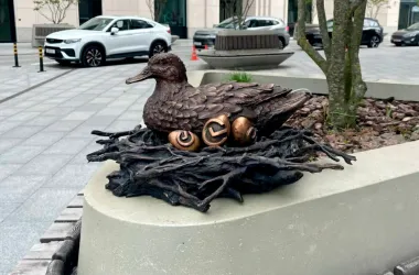 Бронзовая утка поселилась в центре Минске как символ городской доброты