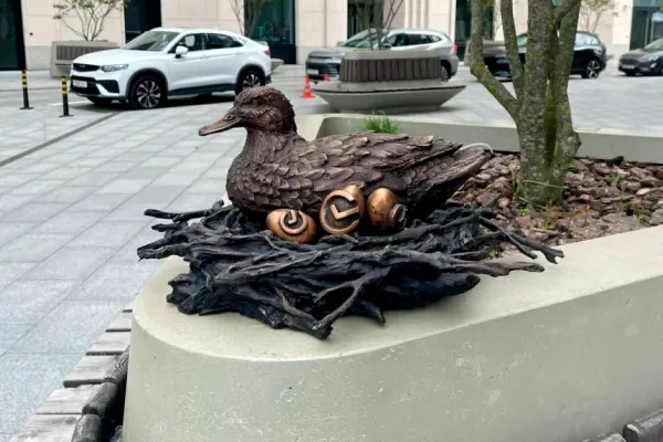 Бронзовая утка поселилась в центре Минске как символ городской доброты