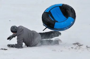 После ликвидации стихийных горок в Минске травм на тюбингах стало в шесть раз меньше