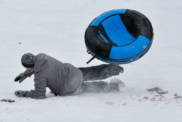 После ликвидации стихийных горок в Минске травм на тюбингах стало в шесть раз меньше
